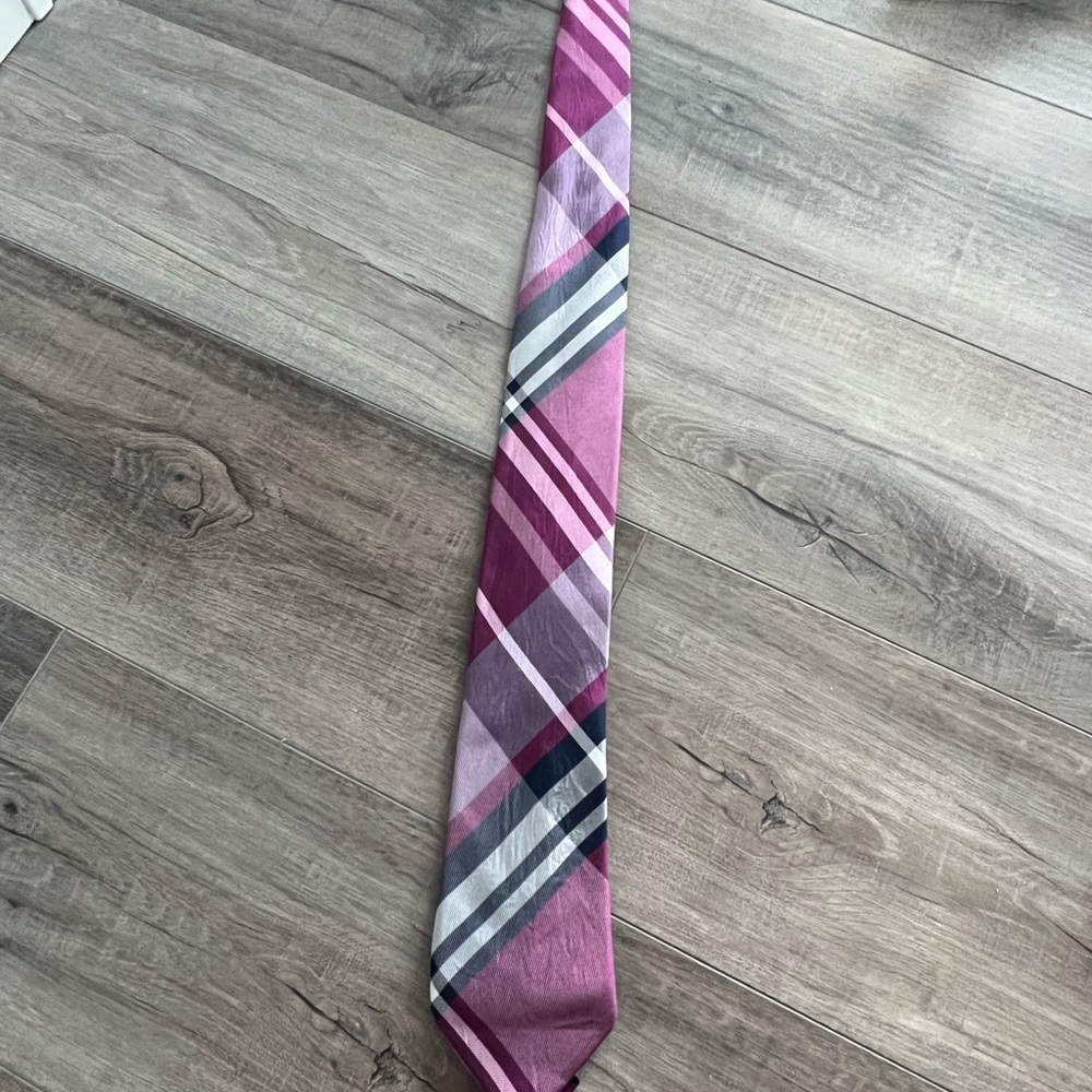 Kenneth Cole 100% silk tie